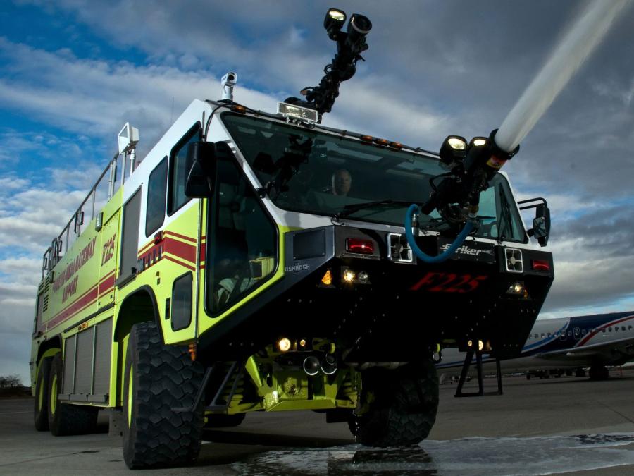  Oshkosh Striker 3000 ARFF 2002 года  (фото 13 из 17)